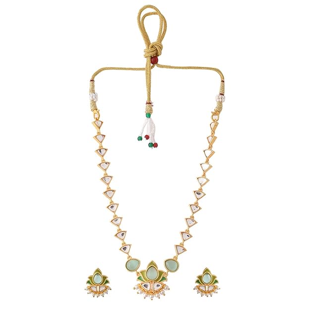 Discover the top women accessories you need in 2025, from jewelry to scarves, with natural styling tips and product suggestions.
